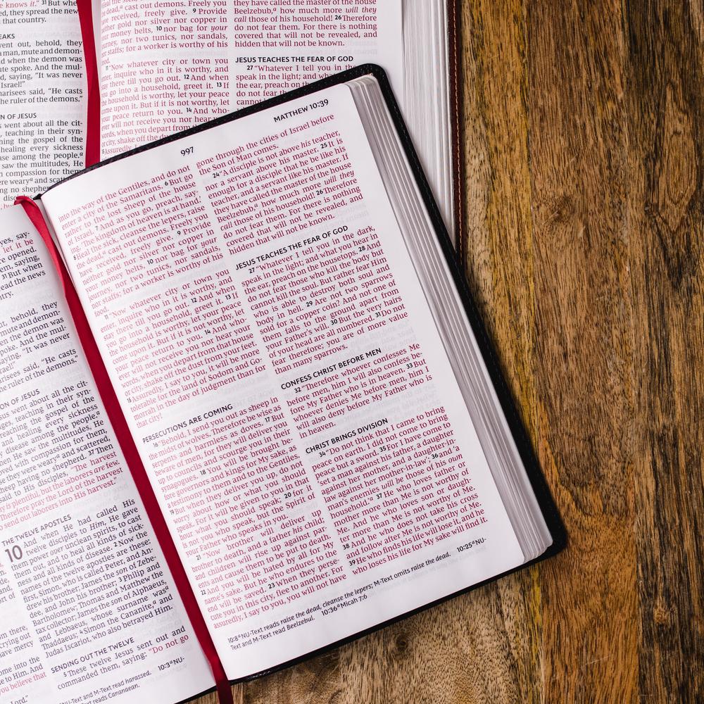 NKJV, Thinline Bible, Giant Print, Leathersoft, Red Letter Edition, Comfort Print, Black