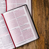 NKJV, Thinline Bible, Giant Print, Leathersoft, Red Letter Edition, Comfort Print, Black